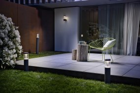 Lantern Modern Mörkgrå utelampa från Osram - Lantern&nbsp;Modern &auml;r en modern och stilfull fasadlampa som ger b&aring;de funktion och elegans till din entr&eacute; eller uteplats.