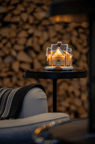 Pepparkakshus LED Brun från Konstsmide - S&ouml;tt pepparkakshus med 9st LED-ljus som lyser upp julens magi i ett varmvitt sken.