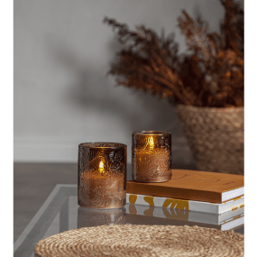 LED Ljus Flamme Leaf Brun från Star Trading - Flamme Leaf &auml;r en glaslykta med batteriljus gjord av brunt glas med l&ouml;vm&ouml;nster i relief runt ett vitt vaxljus.