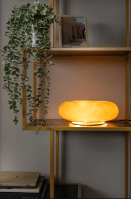 Sentino 10cm Taupe bordslampa från Lucide - Denna unika bordslampa kombinerar en glansigt lackerad glaskropp i donutform med en elegant metallbas &ndash; ett stiluttryck som b&aring;de drar blickarna till sig och lyfter rummets helhetsk&auml;nsla.