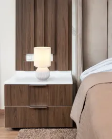 Sylas 23cm Vit bordslampa från Globo Lighting - Den rundade keramiska basen i elegant vitt och den matchande cylindriska textilsk&auml;rmen skapar en harmonisk och modern estetik.