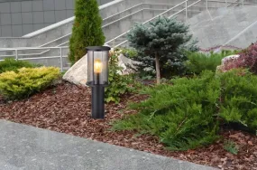 Gracey 45cm Svart pollare från Globo Lighting - Gracey &auml;r en pollare i stilren design, tillverkad av mattsvart rostfritt st&aring;l och har en r&ouml;kf&auml;rgad glassk&auml;rm.