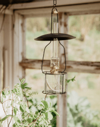 Hängande Ställning till Fotogenlampa Rak Stor Svart från Strömshaga - St&auml;llning till fotogenlampa i svartlackerad metall med en liten sk&auml;rm och detaljer i m&auml;ssing.
