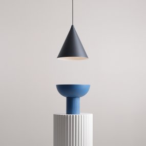 Form Ø24 Svart taklampa från Artera - Den tidl&ouml;sa designen och den subtila f&auml;rgen g&ouml;r att lampan enkelt sm&auml;lter in i olika inredningsstilar, samtidigt som den tillf&ouml;r en sofistikerad och modern k&auml;nsla till rummet.