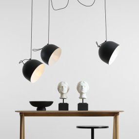 Noor 3xØ20 Svart taklampa från Artera - Perfekt f&ouml;r den som vill ha en lampa som fungerar b&aring;de som belysning och som ett i&ouml;gonfallande designelement i hemmet.