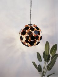 Discus Ø47 Svart från Searchlight - Discus pendellampa med fyra ljusk&auml;llor har en matt svart finish och metallspikar med runda skivor i &auml;ndarna samt en guldf&auml;rgad insida.