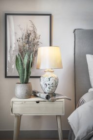 Eden 45cm Flerfärgad bordslampa från Globen Lighting - Eden &auml;r inspirerad av naturen och illustrerar ett paradis med v&auml;xter och paradisf&aring;glar.