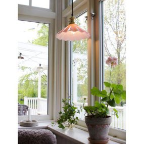 August Ø25 Rosa fönsterlampa från PR Home - August pendel &auml;r en klassisk skomakarlampa med v&aring;gig lampsk&auml;rm i rosa nyans och metallkupa med m&auml;ssingsfinish.