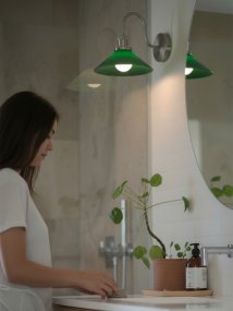 August 38cm Krom/grön badrumslampa från PR Home - Den h&auml;r skomakarlampan &auml;r s&auml;rskilt anpassad f&ouml;r badrum och har en elegant glassk&auml;rm p&aring; 25 cm i diameter, som sprider ljuset mjukt och j&auml;mnt.