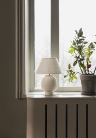 Lorenzo 46cm Beige bordslampa från Globen Lighting - Den handgjorda strukturen ger varje lampa ett naturligt och levande uttryck, medan den beige textilsk&auml;rmen bidrar med en mjuk och ombonad k&auml;nsla.