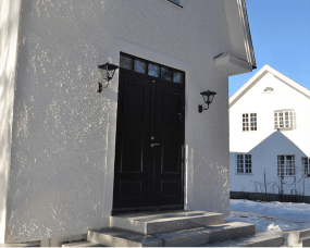 Gustav upp Svart utelampa från Westal - V&auml;lj mellan upp- eller ned&aring;triktad lykta i lackerat och rostskyddsbehandlat utf&ouml;rande, eller i praktfullt oxiderad koppar.