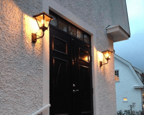 Gustav upp Svart utelampa från Westal - V&auml;lj mellan upp- eller ned&aring;triktad lykta i lackerat och rostskyddsbehandlat utf&ouml;rande, eller i praktfullt oxiderad koppar.