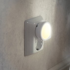 Nattlampa Sensor LED Vit barnlampa från Star Trading - Lampan ansluts direkt till ett vanligt eluttag och kr&auml;ver inga batterier eller kablar.