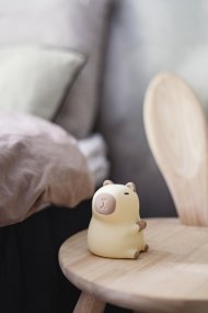 Capybara Vit barnlampa från Star Trading - Lampan har touchfunktion och med en l&auml;tt klapp kan du t&auml;nda, sl&auml;cka eller v&auml;xla mellan olika fina f&auml;rger.