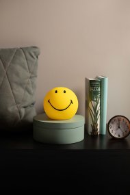 Bundle of Light - Smiley Mini Gul barnlampa från Mr Maria - L&auml;gg till lite ljus och gl&auml;dje i din dag och ditt hem med denna charmiga Smiley-lampa.