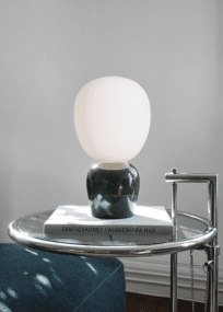 Buddy 34cm Grön från Belid - Med sitt j&auml;mna sken och sin sofistikerade design blir Buddy en naturlig del av hemmet, en f&ouml;ljeslagare som sprider ljus och karakt&auml;r i generationer fram&aring;t.