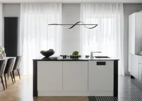 Violino 120cm Svart från Globo Lighting - Den svarta PVC-kabeln är justerbar i höjd och kan anpassas individuellt för att passa rummets takhöjd.