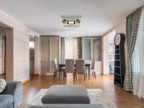 Pikara 38cm Trä plafond från Globo Lighting - Lampan &auml;r tillverkad i en stilfull kombination av metall i tr&auml;look och en mattsvart finish, vilket ger den en modern men samtidigt naturlig k&auml;nsla.