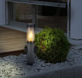 Boston 45cm Antracit pollare från Globo Lighting - Tillverkad i rostfritt st&aring;l med en r&ouml;kf&auml;rgad plastsk&auml;rm ger den ett mjukt och behagligt ljus.