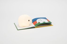 Bundle of Light - Elephant Mini Vit barnlampa från Mr Maria - L&auml;gg till lite ljus och gl&auml;dje i din dag och ditt hem med denna charmiga Elephant-lampa.