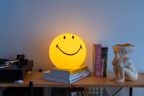 Smiley Star Light Gul barnlampa från Mr Maria - Smiley, k&auml;nd och &auml;lskad f&ouml;r sina ber&auml;ttelser och sitt stilrena uttryck, blir en unik och lugnande detalj i rummet.
