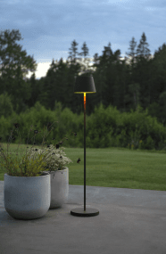 Pomezia 124cm Svart portabel från Konstsmide - P&aring; lampan hittar du en touchdimmer f&ouml;r att kunna justera ljusstyrkan och f&auml;rgtemperaturen.