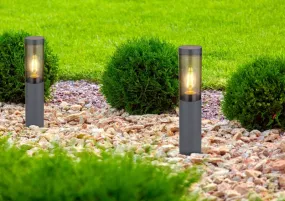 Boston 45cm Antracit pollare från Globo Lighting - Tillverkad i rostfritt st&aring;l med en r&ouml;kf&auml;rgad plastsk&auml;rm ger den ett mjukt och behagligt ljus.