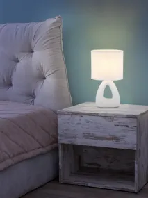 Triangle 30cm Vit bordslampa från Globo Lighting - Den triangelformade basen med ett stilrent utskuret h&aring;l ger ett modernt intryck, medan den ovala textilsk&auml;rmen i vit f&auml;rg sprider ett behagligt och j&auml;mnt ljus.