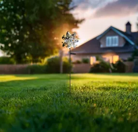 Wind Silver solcellslampa från Globo Lighting - De dekorativa bladen roterar med vinden och skapar en vacker r&ouml;relse, medan den inbyggda solcellsbelysningen lyser upp i m&ouml;rkret f&ouml;r en magisk effekt.