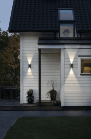 Vidar 15cm Silver från Konstsmide - Vidar &auml;r en modern v&auml;gglampa av aluminium med svarta och silvriga detaljer.