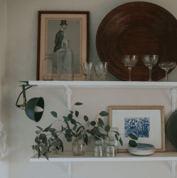 Pelle Grön klämlampa från Strömshaga - Med kl&auml;mman &auml;r lampan l&auml;tt att flytta p&aring; och passar d&aring; bra till att belysa specifika f&ouml;rem&aring;l eller detaljer i rummet.