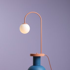 Una 60cm Korallröd bordslampa från Artera - Una bordslampa i korallr&ouml;d metall och vitt glas har en b&ouml;jd, elegant design som ger rummet ett modernt och lekfullt uttryck.