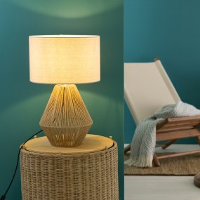 Laraine 52cm Natur bordslampa från Brilliant - Med sin moderna mix av rotting, metall och textil ger den ett naturligt och stilfullt intryck.