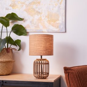 Woodrow 43cm Natur bordslampa från Brilliant - Materialet i metall, textil och bambu bidrar till en naturlig k&auml;nsla och skapar en mysig atmosf&auml;r i rummet.