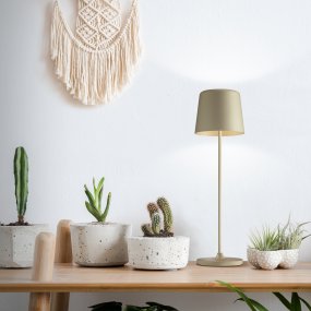 Kaami 37cm Matt cappuccino portabel från Brilliant - Med sin h&ouml;ga IP44-klassning &auml;r den t&aring;lig mot v&auml;derf&ouml;rh&aring;llanden, perfekt f&ouml;r b&aring;de utomhus och inomhus.