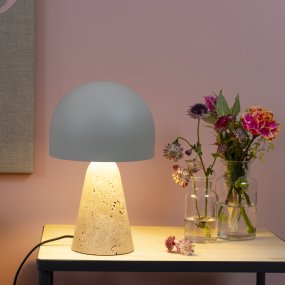 Nalam 30cm Beige bordslampa från Brilliant - Nalam bordslampa kombinerar modern design och naturlig elegans med en stilren lampsk&auml;rm i beige och en robust fot av &auml;kta travertin-sten.
