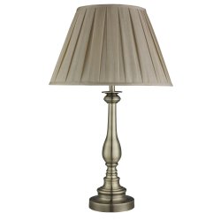 Flemish 62cm Antikmässing bordslampa från Searchlight - Med en dekorativ metallfot i antikm&auml;ssing och en vackert veckad sk&auml;rm i mjukt beige tyg, skapar lampan en varm och inbjudande atmosf&auml;r.