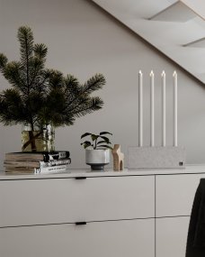 Raw Light Grå från By Rydéns - Med en h&ouml;jd p&aring; 55,5 cm och en l&auml;ngd p&aring; 32 cm blir Raw Light en i&ouml;gonfallande pj&auml;s i vilket rum som helst, oavsett om det &auml;r en modern l&auml;genhet eller ett industriellt loft.