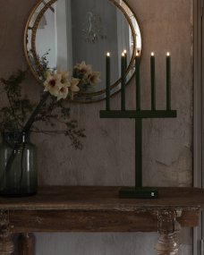 Glimmer Mörkgrön från By Rydéns - Denna eleganta ljusstake i metall &auml;r imponerande 74,5 cm h&ouml;g och har en l&auml;ngd p&aring; 40,5 cm, vilket ger en imponerande syn i ditt hem under julen.