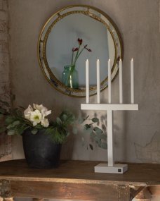 Glimmer Mattvit från By Rydéns - Denna eleganta ljusstake i metall &auml;r imponerande 74,5 cm h&ouml;g och har en l&auml;ngd p&aring; 40,5 cm, vilket ger en imponerande syn i ditt hem under julen.