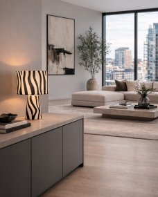 Zany 43cm Svart/Vit bordslampa från By Rydéns - Lampan &auml;r tillverkad av textil och metall och har ett uttrycksfullt zebram&ouml;nster som ger rummet en personlig och trendig k&auml;nsla.