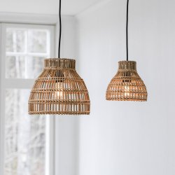 Sarah Ø27 Natur från PR Home - Eftersom det &auml;r ett naturmaterial trivs den b&auml;st under ett tak, i ett inglasat utrymme eller inomhus.