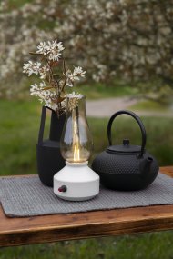 Laddbar bordslampa 25cm Vit portabel från Konstsmide - Lampan &auml;r tillverkad av metall och glas med en vit lampfot och en praktisk dimmer som g&ouml;r det enkelt att justera det varmvita, st&auml;mningsfulla skenet.