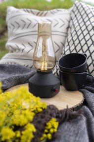Laddbar bordslampa 25cm Svart portabel från Konstsmide - Lampan &auml;r tillverkad av metall och glas med en svart lampfot och en praktisk dimmer som g&ouml;r det enkelt att justera det varmvita, st&auml;mningsfulla skenet.