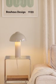Buddy 36cm Sand bordslampa från Globen Lighting - Den matta lampfoten och toppdelen kontrasteras med en h&ouml;gblank lampsk&auml;rm.