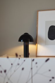 Buddy 36cm Svart från Globen Lighting - Den matta lampfoten och toppdelen kontrasteras med en h&ouml;gblank lampsk&auml;rm.