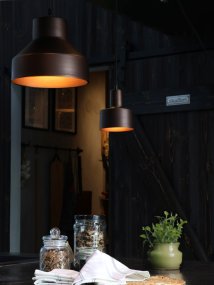 Solo Ø13cm Brun fönsterlampa från PR Home - Solo &auml;r en n&auml;tt f&ouml;nsterlampa i metall med ett minimalistiskt formspr&aring;k.