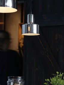 Solo Ø13 Krom fönsterlampa från PR Home - Solo &auml;r en n&auml;tt f&ouml;nsterlampa i metall med ett minimalistiskt formspr&aring;k.