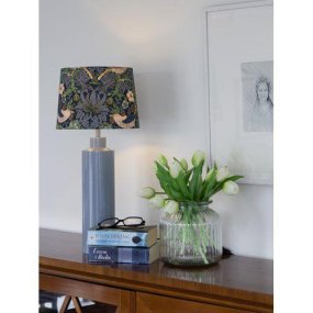 Solo 58cm Blå bordslampa från PR Home - Solo lampfot i en högblank blå färg kombineras med en cylinderformad mönstrad lampskärm för ett elegant och modernt uttryck.