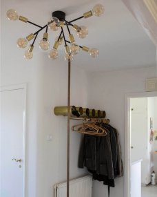 Heroes Ø72 Svart plafond från By Rydéns - Den mattsvarta metallen i kombination med detaljerna i m&auml;ssing skapar en industriell design.